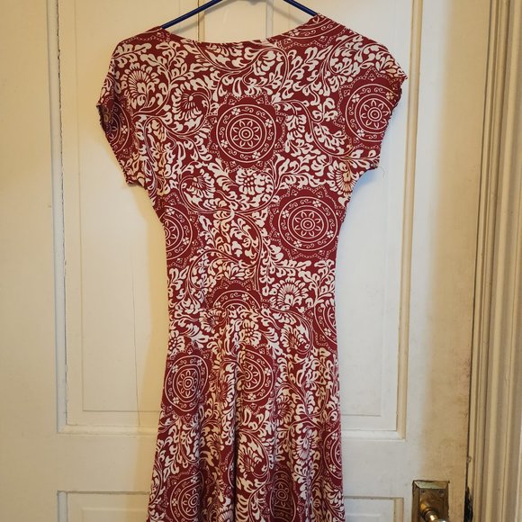 red and white pattern dress - Picture 2 of 7